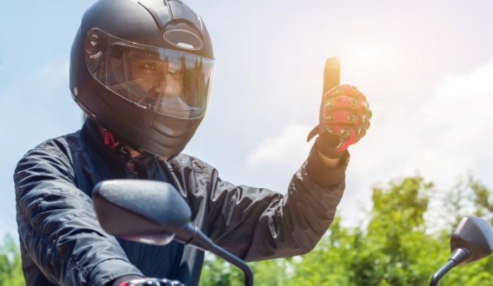 motociclista usando casco